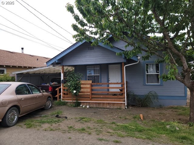 view of front facade featuring a porch