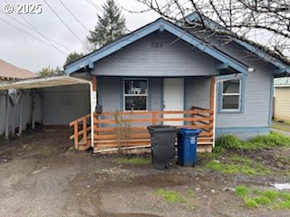 view of front of property featuring covered porch and a carport