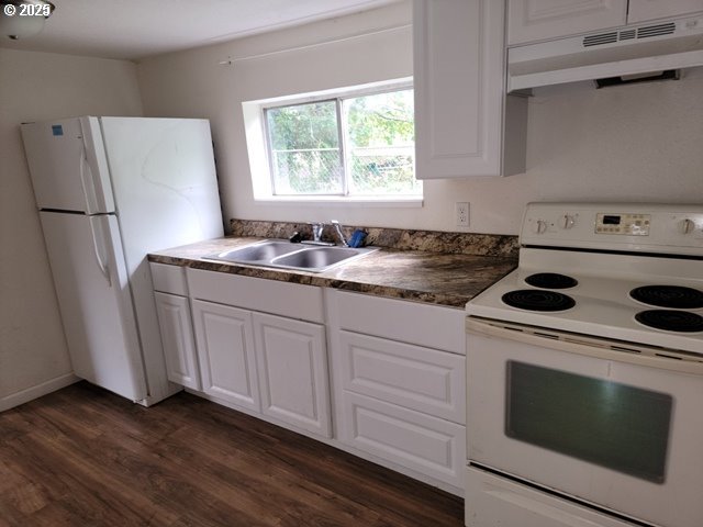 kitchen featuring under cabinet range hood, dark wood-style flooring, a sink, white cabinets, and white range with electric cooktop