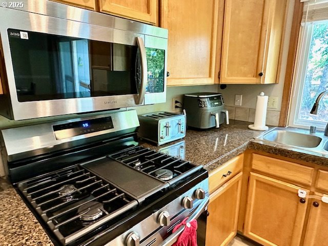 4120 NE 52nd St, Vancouver, WA 98661 - kitchen with stainless steel appliances and tile counters