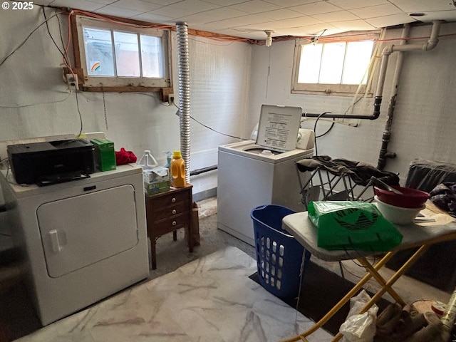 991 Polk St, Eugene, OR 97402 - laundry area with separate washer and dryer