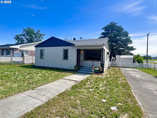 610 NE N St, Hermiston, OR 97838 - ranch-style house featuring driveway and a shingled roof