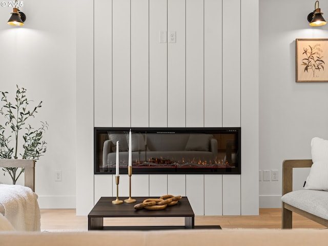 6719 NE 132nd St, Vancouver, WA 98686 - detailed view of a glass covered fireplace and wood finished floors