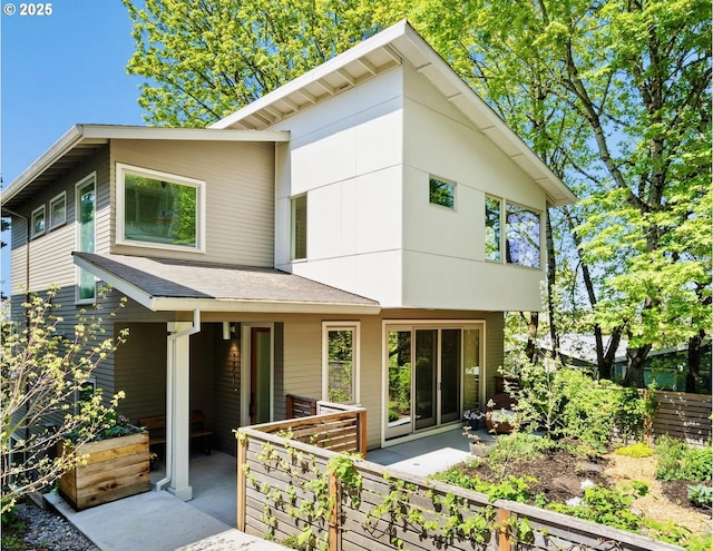view of front facade featuring a patio and fence