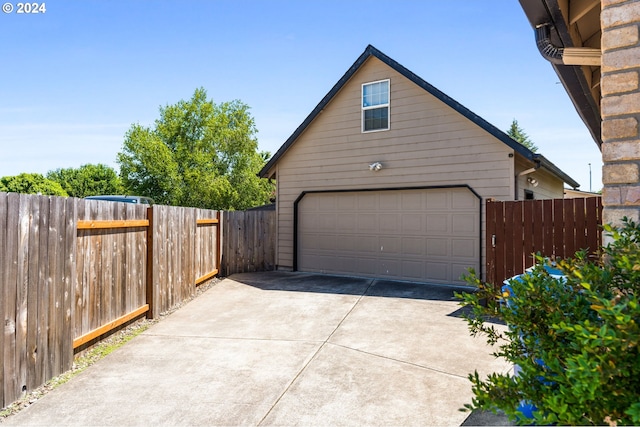 3644 Fall Creek Ct, Keizer, OR 97303 - detached garage with fence