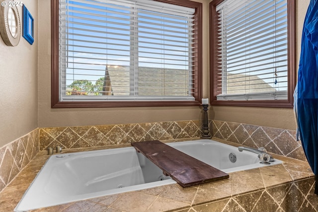 3644 Fall Creek Ct, Keizer, OR 97303 - bathroom featuring a tub with jets and a textured wall