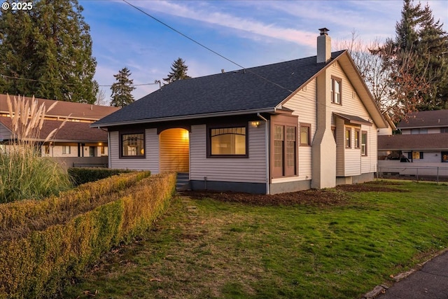 view of front of property featuring a yard