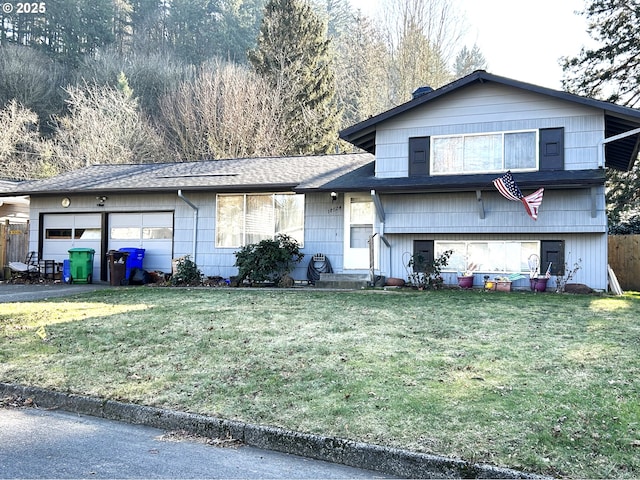 view of front of house featuring a front lawn