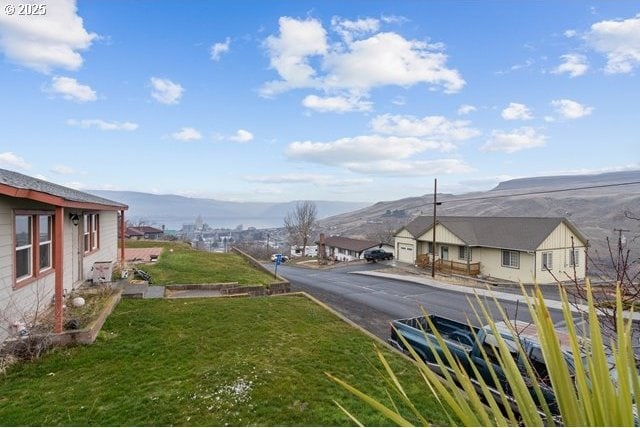 view of yard featuring a mountain view