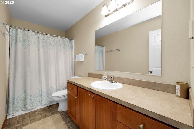 full bathroom featuring toilet, a shower with shower curtain, and vanity