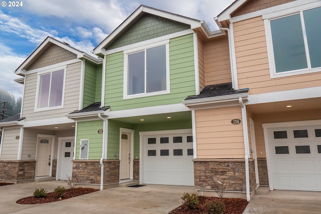 craftsman house featuring a garage