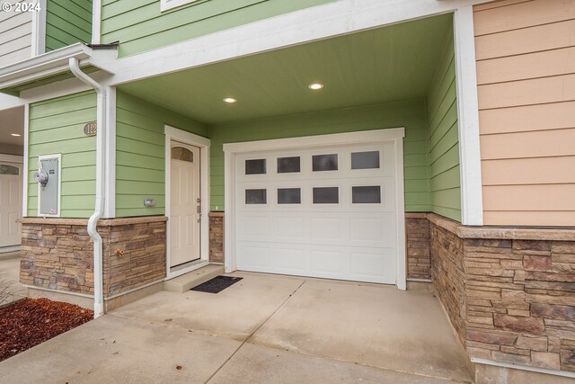 view of front facade featuring a garage