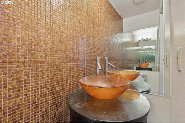 1571 NW Tanasbrook Ct, Beaverton, OR 97006 - bathroom with tile walls