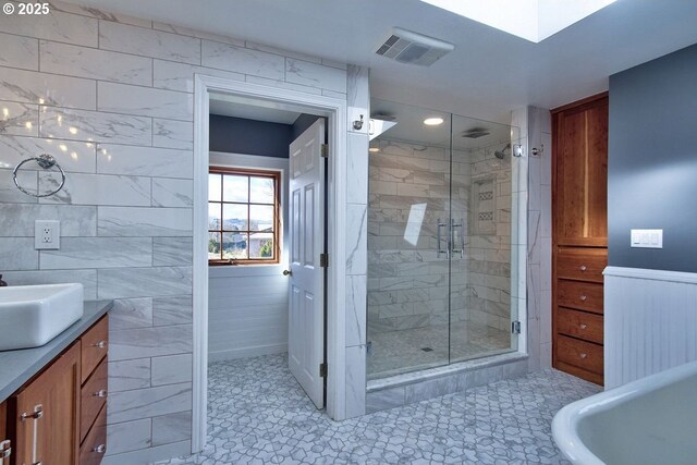 789 W Main St, Carlton, OR 97111 - full bath with vanity and a stall shower