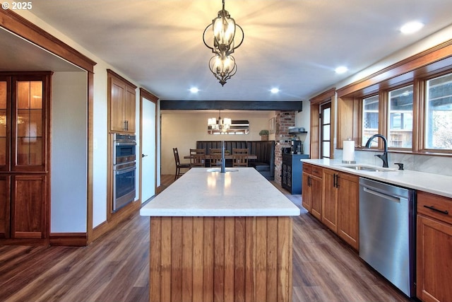 789 W Main St, Carlton, OR 97111 - kitchen with stainless steel appliances, a sink, a chandelier, dark wood-type flooring, and an island with sink