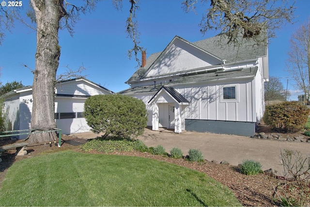 789 W Main St, Carlton, OR 97111 - view of front of home with board and batten siding, a chimney, and a front yard