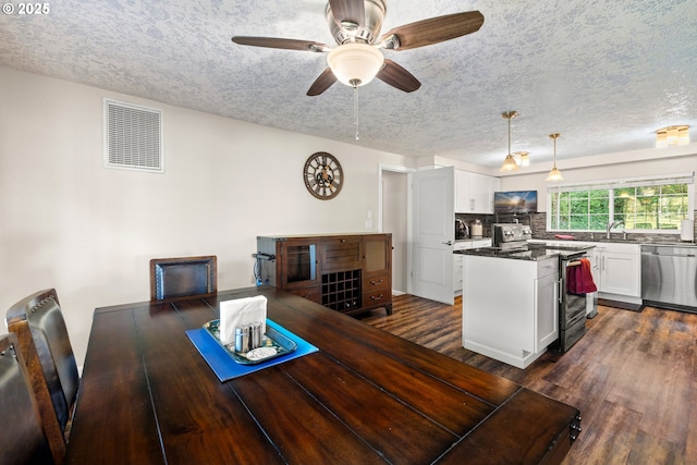35000 SE Bell Maple Dr, Boring, OR 97009 - dining space with a ceiling fan, dark wood-style floors, a textured ceiling, and visible vents