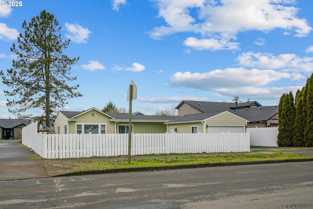 ranch-style house featuring a fenced front yard