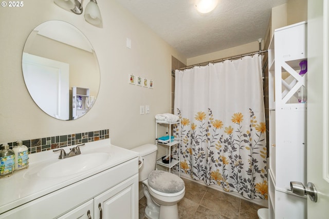 bathroom featuring a shower with shower curtain, toilet, decorative backsplash, vanity, and a textured ceiling