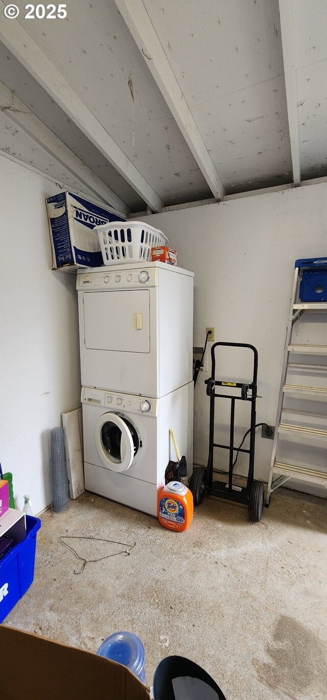 94237 6th St, Gold Beach, OR 97444 - laundry area featuring stacked washer and dryer