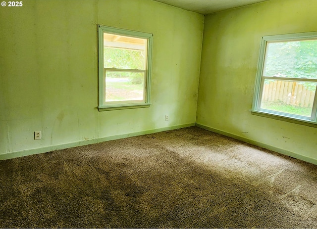 870 NE 3rd Ave, Hillsboro, OR 97124 - carpeted empty room featuring baseboards