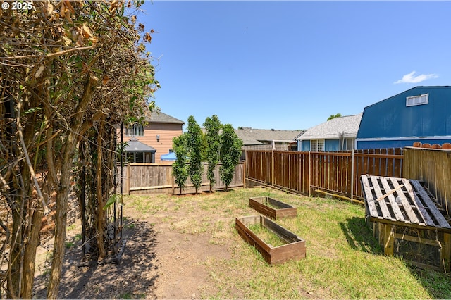 616 E 13th Pl, Lafayette, OR 97127 - fenced backyard with a garden