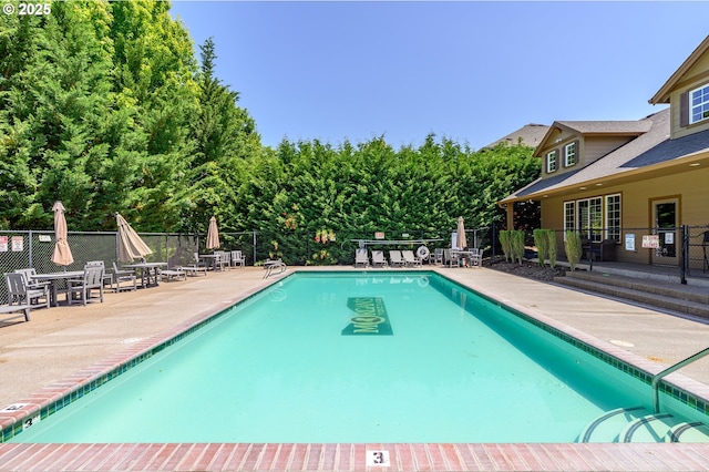 616 E 13th Pl, Lafayette, OR 97127 - community pool with a patio area