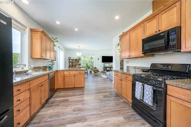 616 E 13th Pl, Lafayette, OR 97127 - kitchen featuring black appliances, recessed lighting, light wood-style flooring, a peninsula, and tile counters