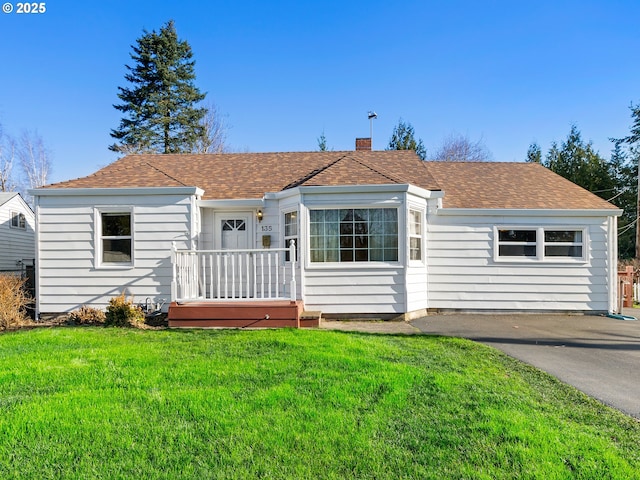 ranch-style house featuring a front yard