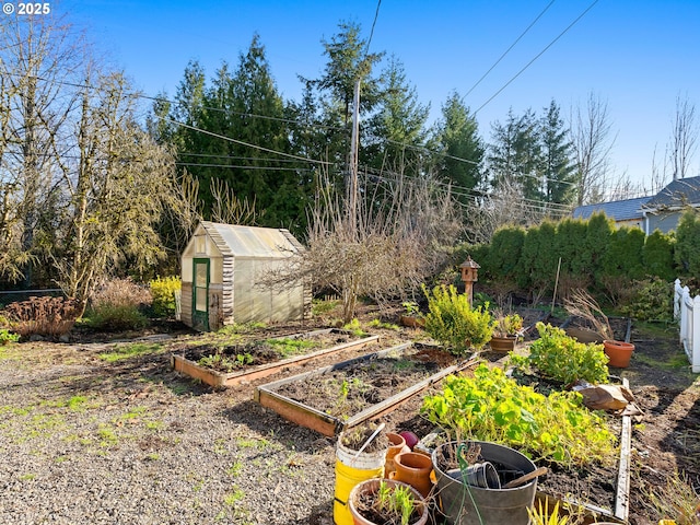 view of yard featuring an outdoor structure