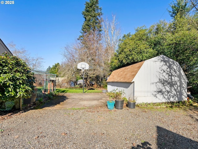 view of yard featuring a storage unit