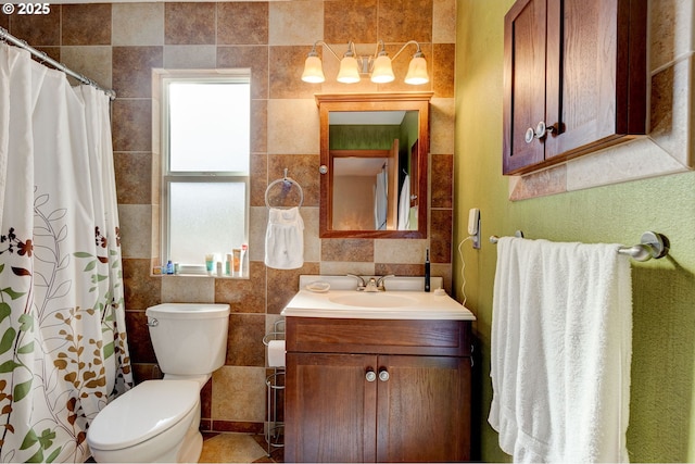 full bath with curtained shower, toilet, vanity, tile walls, and decorative backsplash