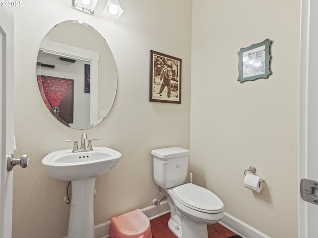 924 Park St, Sweet Home, OR 97386 - half bath featuring baseboards, a sink, and toilet