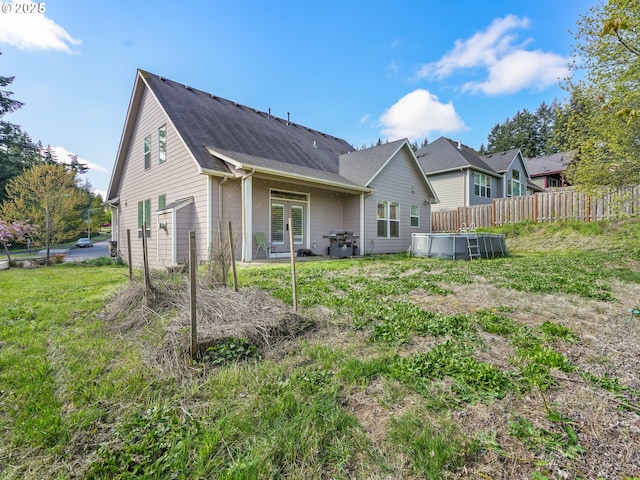 924 Park St, Sweet Home, OR 97386 - back of property featuring fence and roof with shingles
