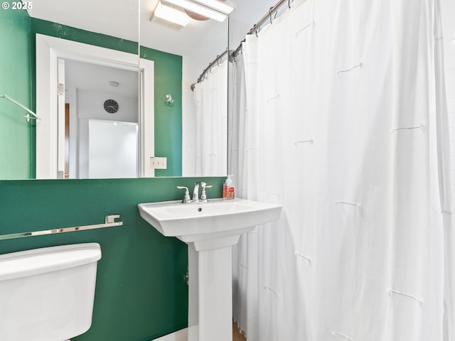 bathroom featuring sink and toilet