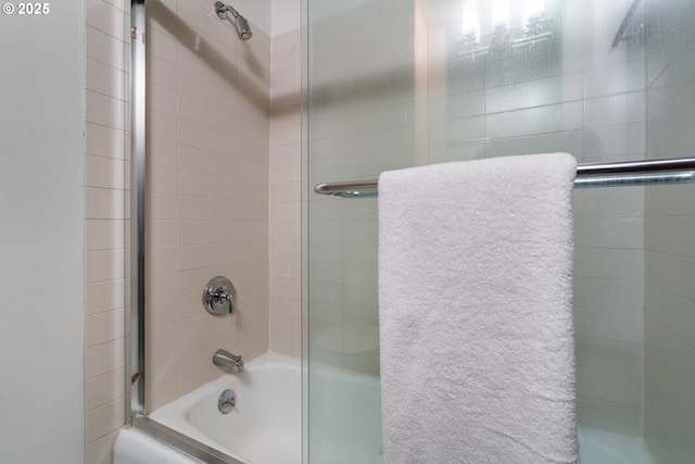 bathroom with combined bath / shower with glass door