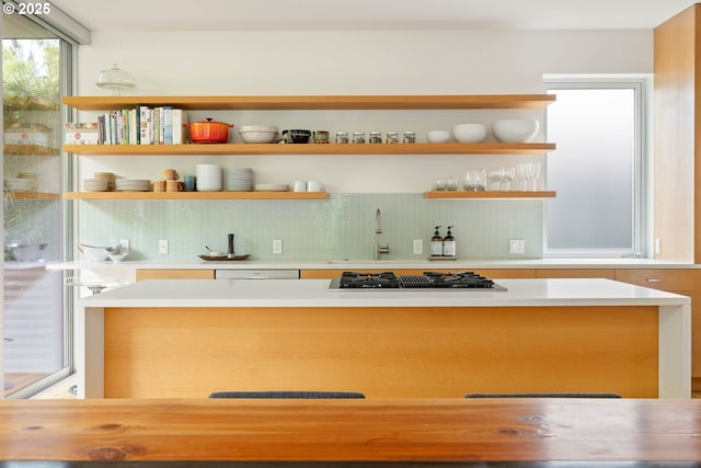 435 N Shaver St, Portland, OR 97227 - bar featuring stovetop with downdraft, decorative backsplash, and a sink