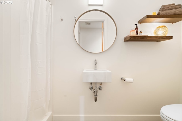 435 N Shaver St, Portland, OR 97227 - full bath with baseboards, toilet, and a shower with shower curtain