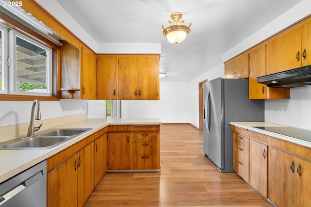1897 Chelan St, Keizer, OR 97303 - kitchen with under cabinet range hood, appliances with stainless steel finishes, a sink, light countertops, and light wood-style flooring