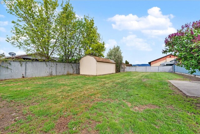 2509 E J Ct, La Grande, OR 97850 - view of yard with a storage shed, an outdoor structure, and a fenced backyard