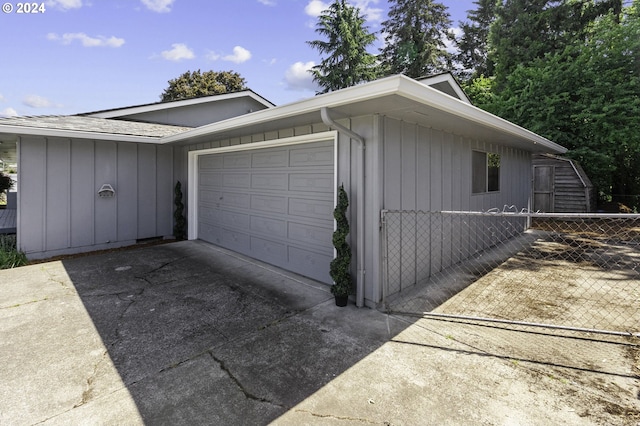 5323 Verda Ln, Keizer, OR 97303 - garage featuring concrete driveway