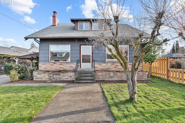 view of front of home featuring a front lawn