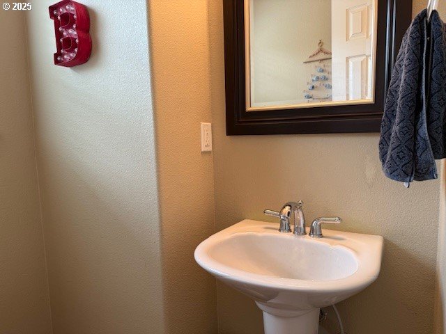 bathroom featuring a sink