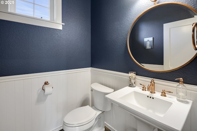 21420 NE Red Hills Ln, Dundee, OR 97115 - bathroom featuring wainscoting and a textured wall