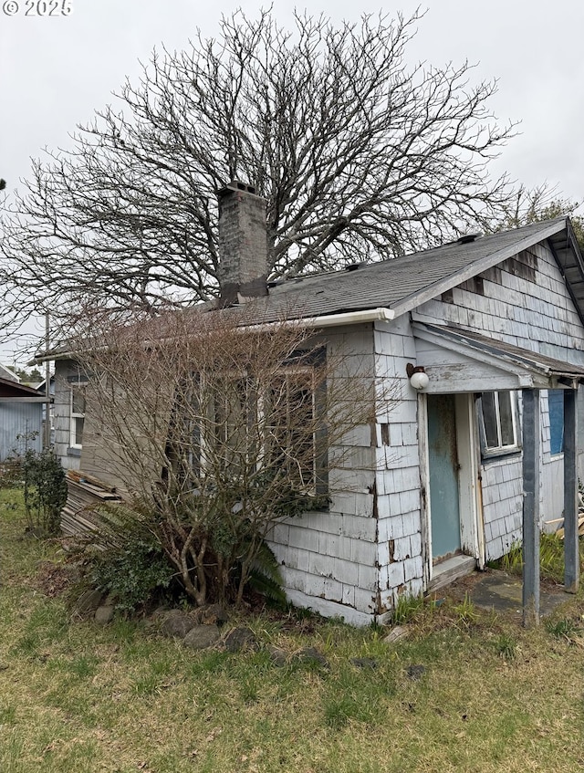 328 6th Ave, Seaside, OR 97138 - view of side of property with a chimney