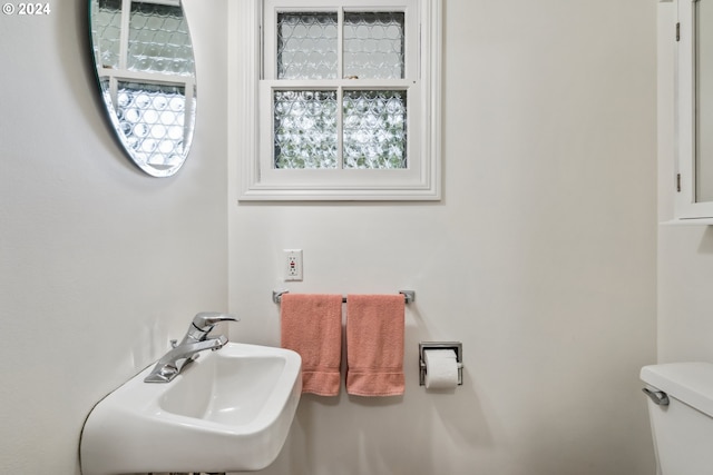 bathroom featuring toilet and sink