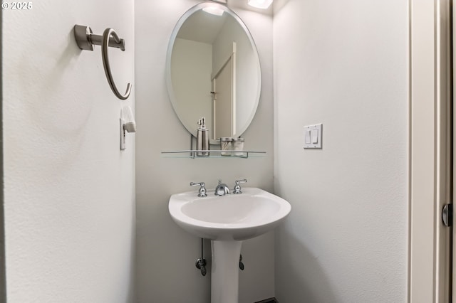 4300 SW Hewett Blvd, Portland, OR 97221 - view of bathroom