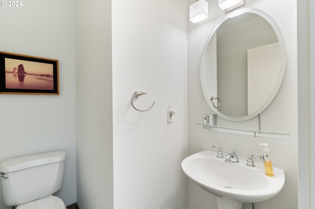 bathroom featuring toilet and sink