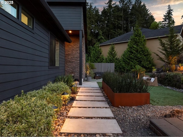 720 S 19th Pl, Ridgefield, WA 98642 - yard at dusk featuring a garden