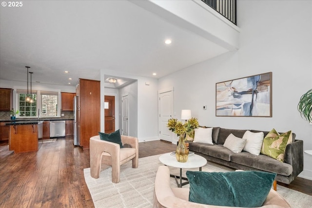 living area featuring dark wood finished floors, recessed lighting, and baseboards